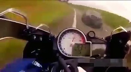Shpejtesi e frikshme! Motoristi ecen me 260 km/h