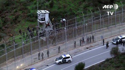 Migrantes forçam fronteira entre Marrocos e Espanha