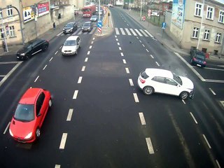 Mujer se salva milagrosamente de ser atropellada … ¡por una farola!