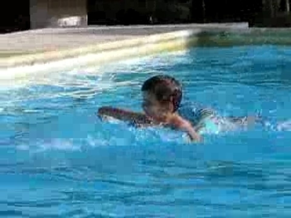 Le plongeon dans la piscine