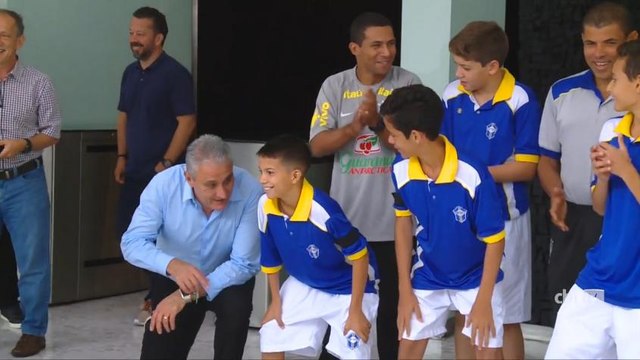 Crianças de projeto social são surpreendidas por Tite em visita ao museu da Seleção