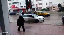 تونسي يحول سيارته لجسر يمر منها  المواطنون لعبور الطريق
