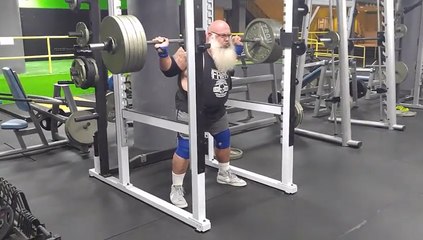 Le père Noël s'entraîne pour Noël en soulevant 220kg.