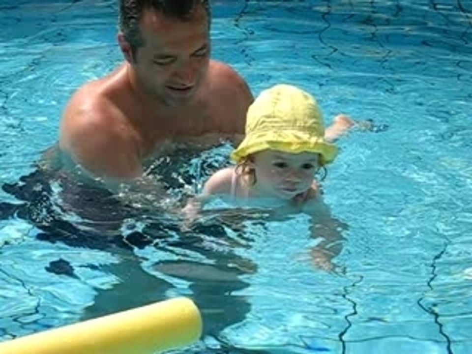 Inès encore dans la piscine - 23 août 2007