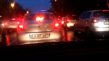 Soirée, la foule, la circulation, la pluie, la voiture, le bruit ambiant, rue, ville