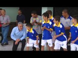 Tite surpreende crianças de projeto social em visita ao Museu Seleção Brasileira