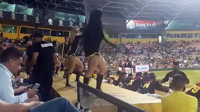 Las bailarinas de las Águilas Cibaeñas le responden con este baile al llamado de la LIDOM