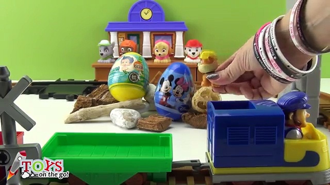 El Tren de la Patrulla encuentra Huevos Sorpresa