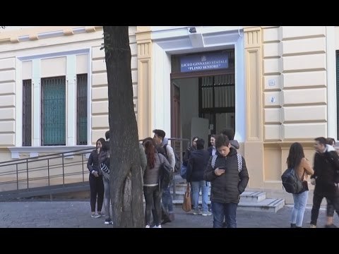 Castellammare (NA) - Ressa tra studenti e professori, vicepreside in ospedale (09.12.16)