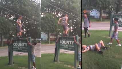 Ce jeune garçon tente un backflip sur un panneau en bois