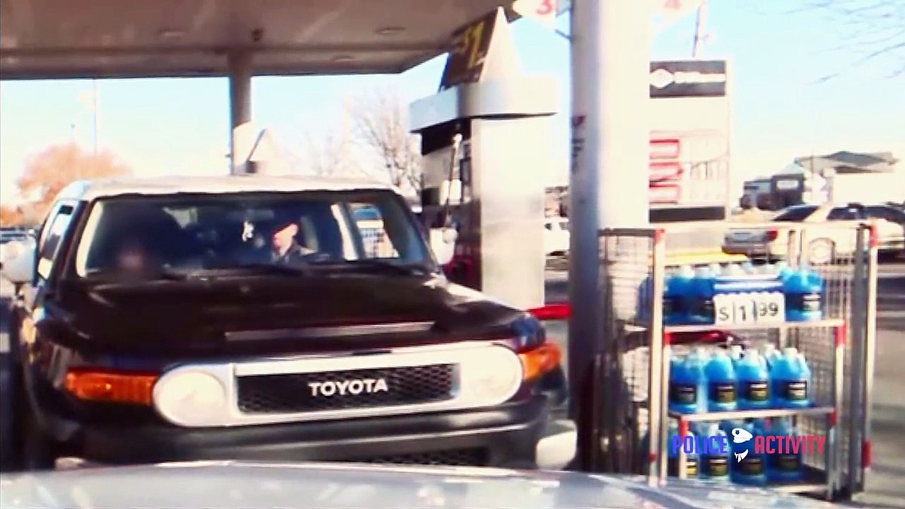 Un carjacker fonce sur une voiture de police et a beaucoup de chance de ne pas s’être fait tirer dessus