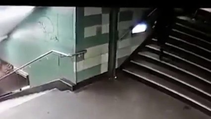 Un gros con pousse une femme dans les escaliers du métro de Berlin sans aucune raison