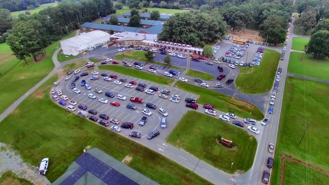 Quand les parents déposent leurs enfants à l'école en voiture