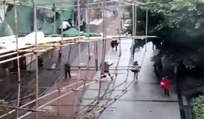 Üzerinde işçilerin olduğu iskele böyle çöktü