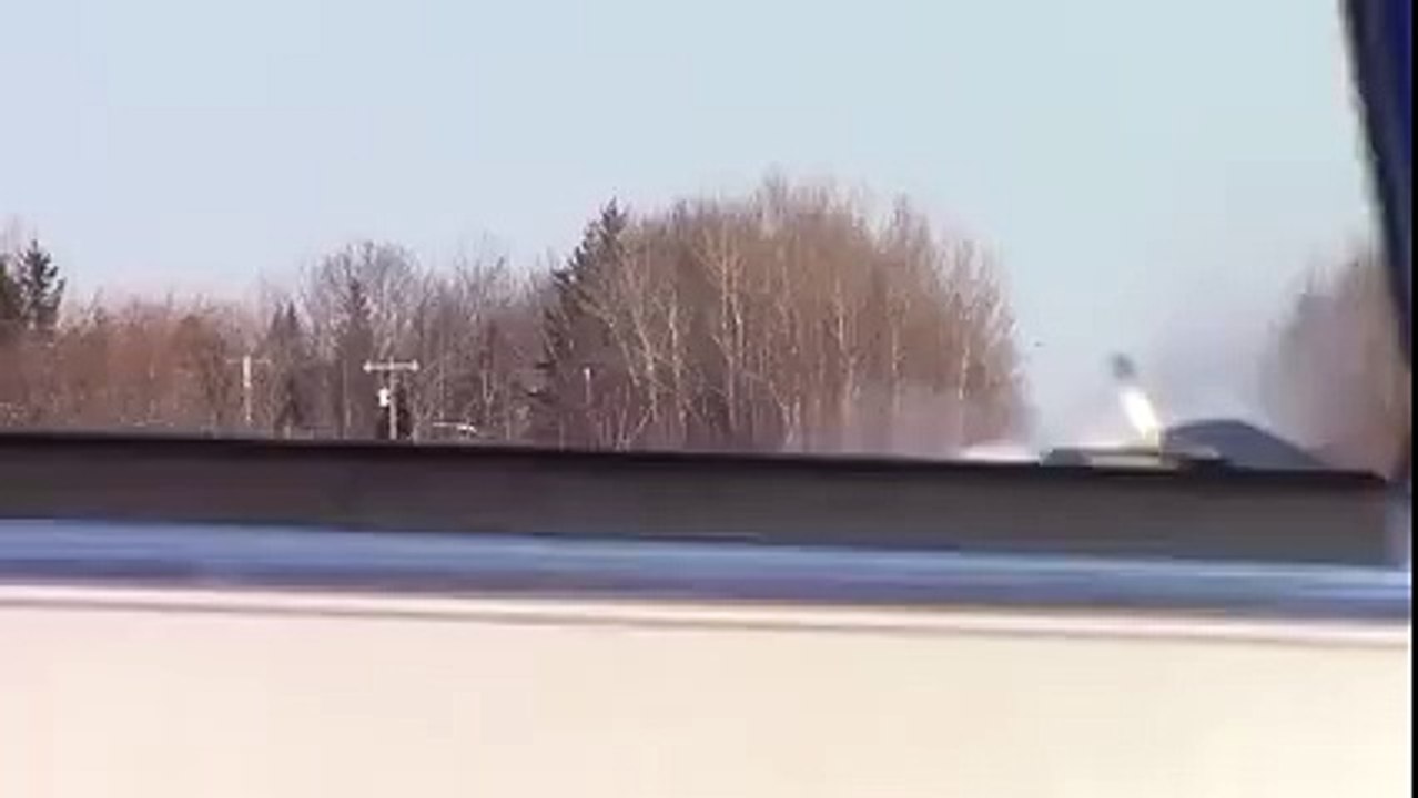 Un train roule à travers la neige