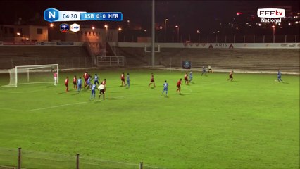 Corner de BUENO qui conduit à une belle action dans la surface