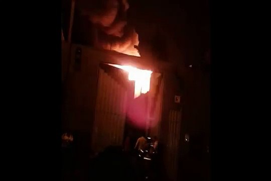 Incendio de grandes proporciones destruyó fábrica de pinturas en Ate Vitarte