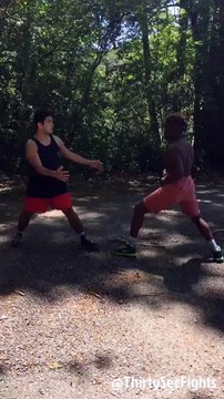 Un jeune se prend un KO sans le voir venir pendant un combat de rue