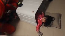 Une enfant se coince dans la machine à laver
