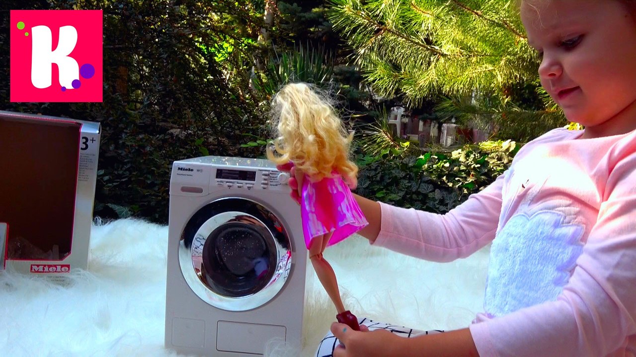 Барби Дизайнерская мастерская и Кукла Barbie и Miele игрушечная стиральная машинка играем на улице