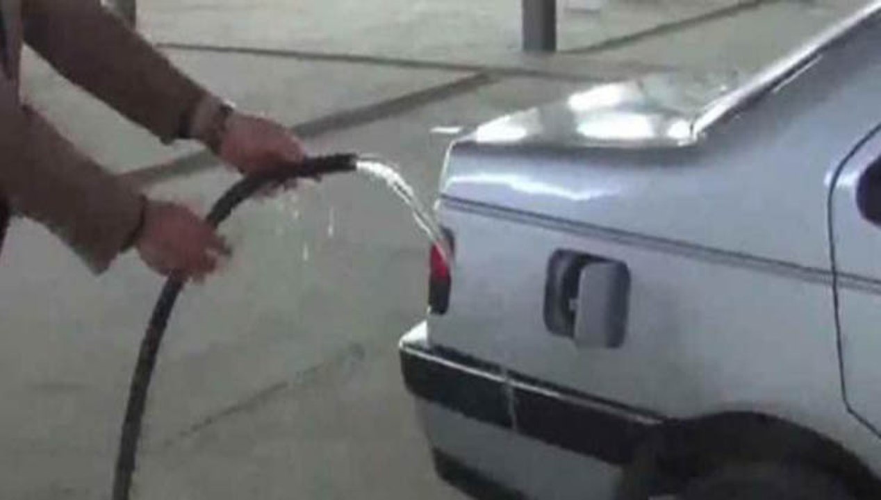 Este cientista inventou um carro que anda a água! A que se gasta em 3 minutos de um duche normal permite fazer 900 km!