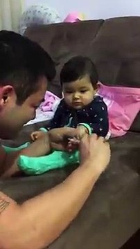 Bebé engana o pai e dá-lhe um susto enquanto lhe corta as unhas