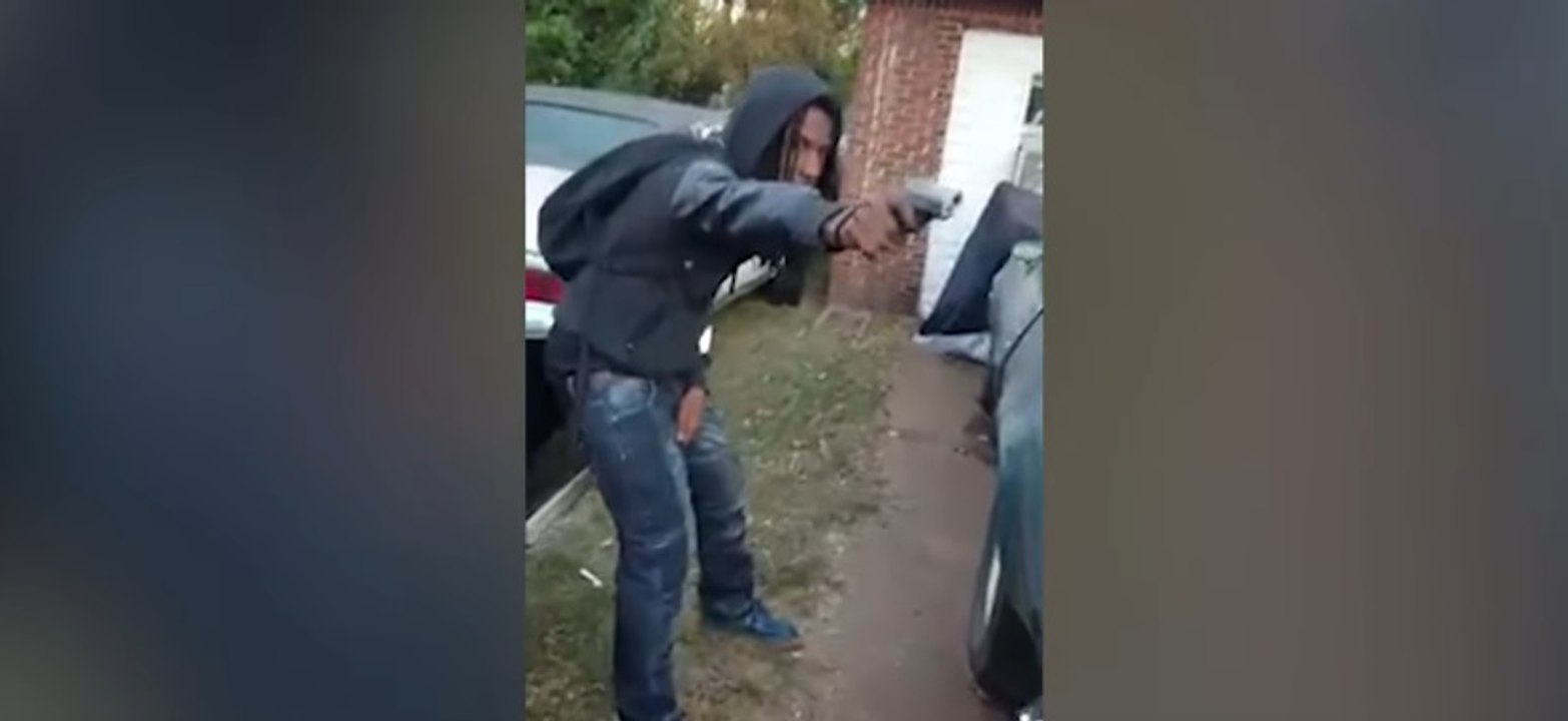 Un mannequin-challenge armé conduit à deux arrestations : des armes et de la drogues saisies