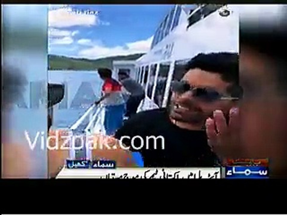 Pakistani cricket team enjoying in Australia. Sarfraz Ahmad singing song "Hum lut gay teri muhabbat main". Must watch!