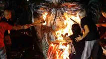 Manifestantes filipinos queman un muñeco de Duterte en el Día de los DDHH