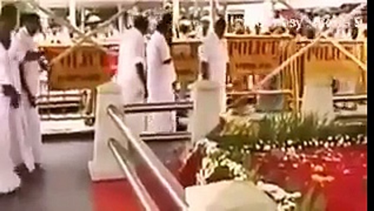 சசிகலாவின் காலில் விழும் அதிமுக தொண்டர்கள்