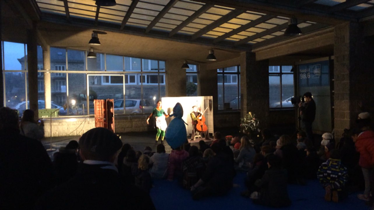 Ginette et Marcel en spectacle devant la mairie...