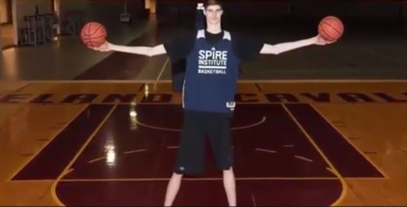 Le phénomène Robert Bobroczky, 16 ans, 2m31