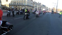 Les Motards-Pères Noël bordelais sont sur les quais pour apporter des cadeaux à des enfants malades