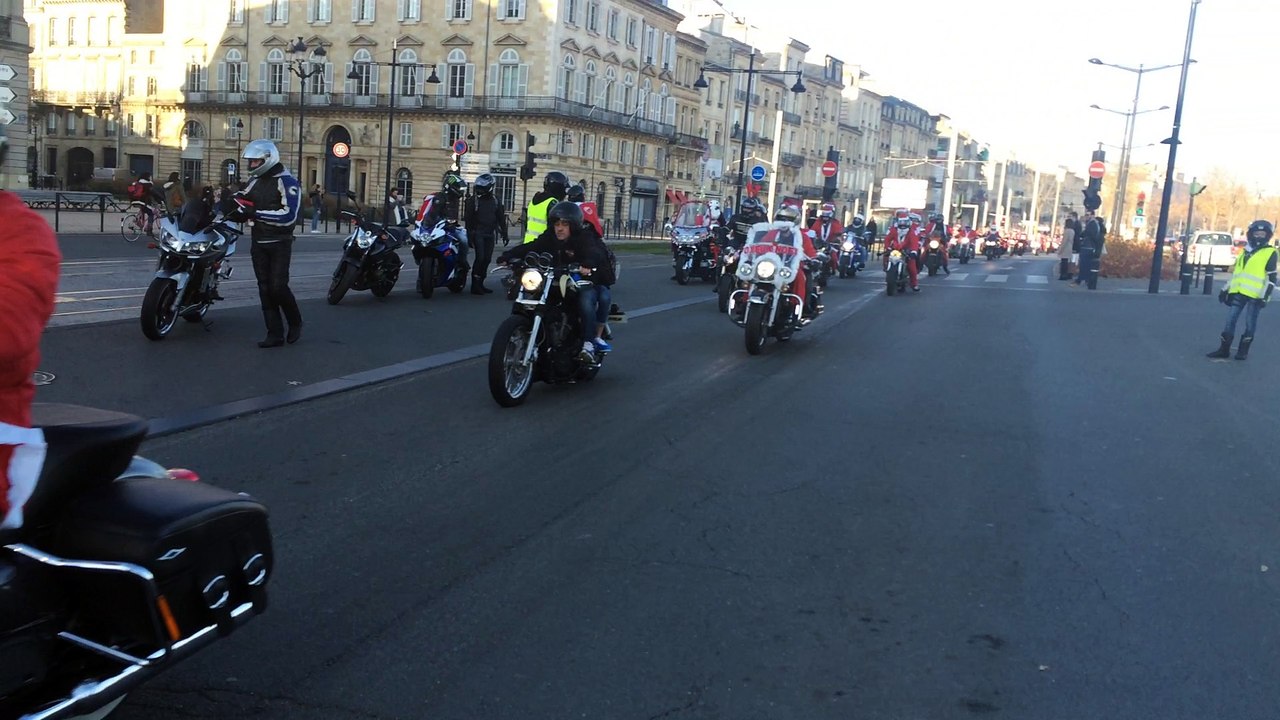 Les Motards-Pères Noël bordelais sont sur les quais pour apporter des cadeaux à des enfants malades