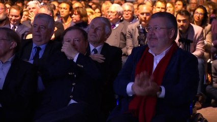 Présidentielle : en meeting à Paris, Emmanuel Macron se pose en "candidat du travail"