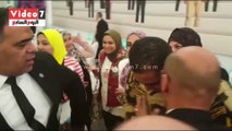 الشباب يتسابقون لالتقاط الصور مع بطل الصاعقة ويقبلون رأسه