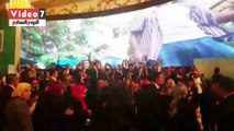 الشباب يرقصون على الأغانى الوطنية احتفالا بنجاح مؤتمرهم