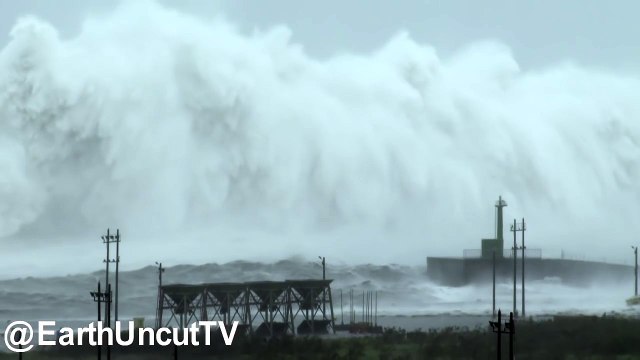 Tifone in Taiwan: le onde gigantesche si scaraventano contro il faro