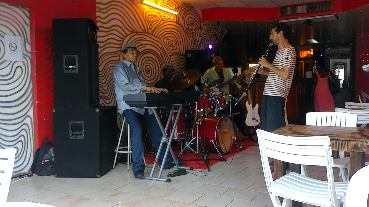 Etienne jouant de la clarinette dans le bar de dominique