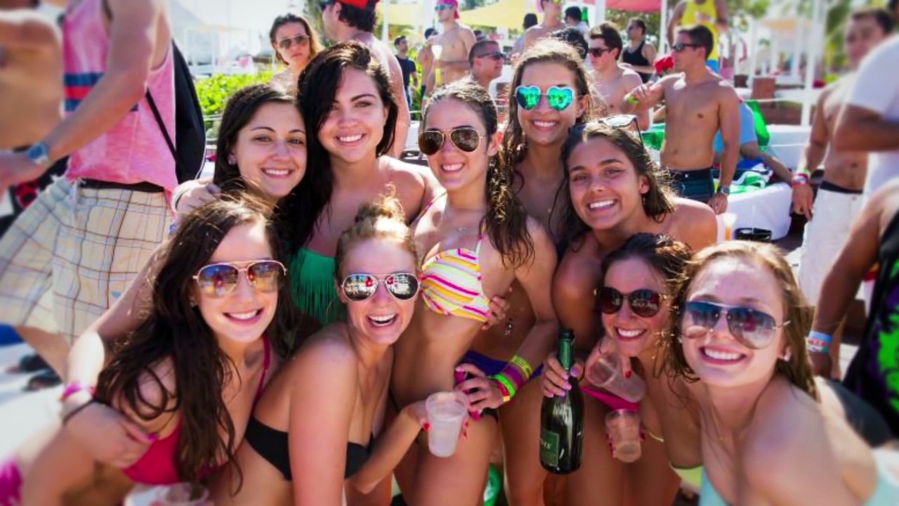 10 Most Shocking Kisses Caught on Camera