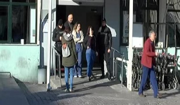 Hastane önünde acı bekleyiş sürüyor