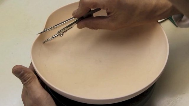 Он взял глиняную миску и циркуль. Спустя 3 минуты я не поверил своим глазам!