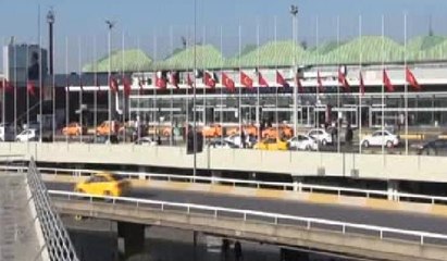 Taksim Atatürk Havalimanı'nda bayraklar yarıya indirildi