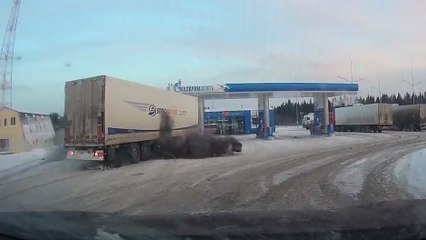 Le pneu de ce semi-remorque n'a pas résisté.. Impressionnant !