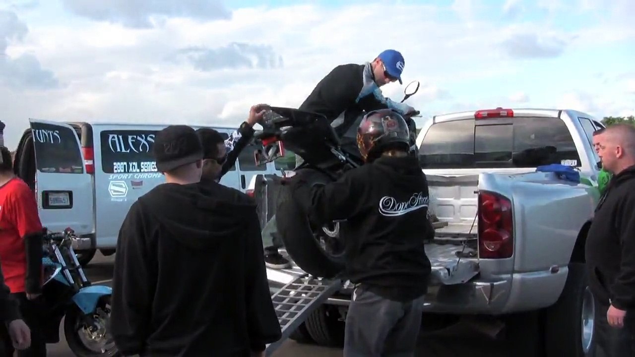 BMW S1000RR Chris Teach McNeil Drifting and Stunting 2010 [www.keepvid.com]