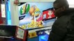 Des employés d'un magasin offrent une Wii à un gosse pauvre