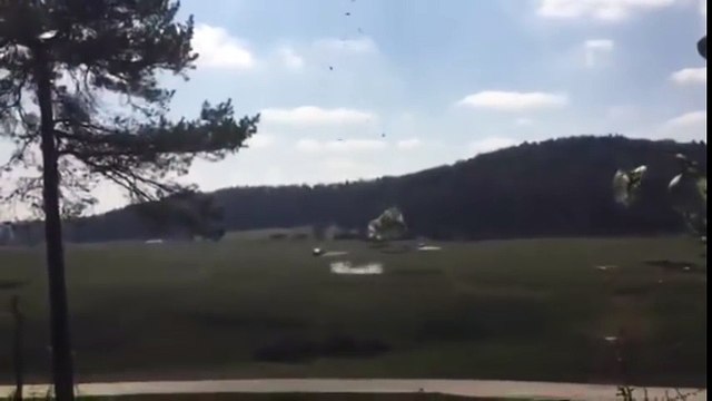 Chute d'un hummer d'un avion de l'armée américaine sans parachute