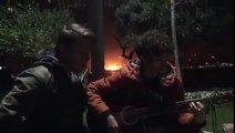 Explosion d'Istanbul filmée derrière des musiciens dans un parc de nuit