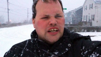 Il hurle pour expliquer... QU'IL Y A UNE TEMPETE DE NEIGE lol