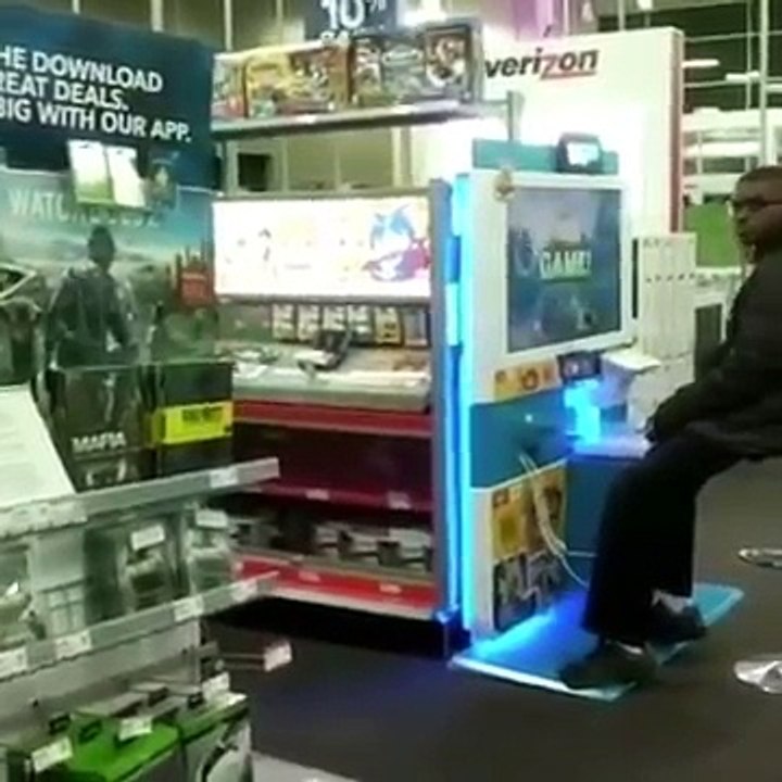Des employés d'un Best Buy achètent une Wii U à un enfant